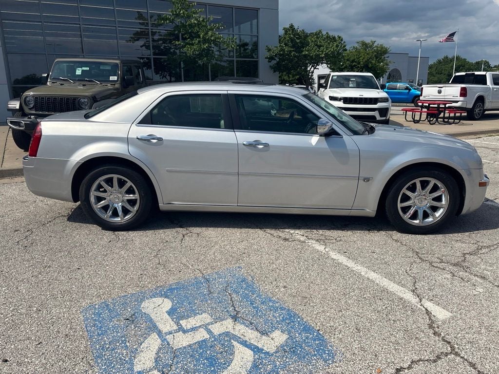2005 Chrysler 300C Base