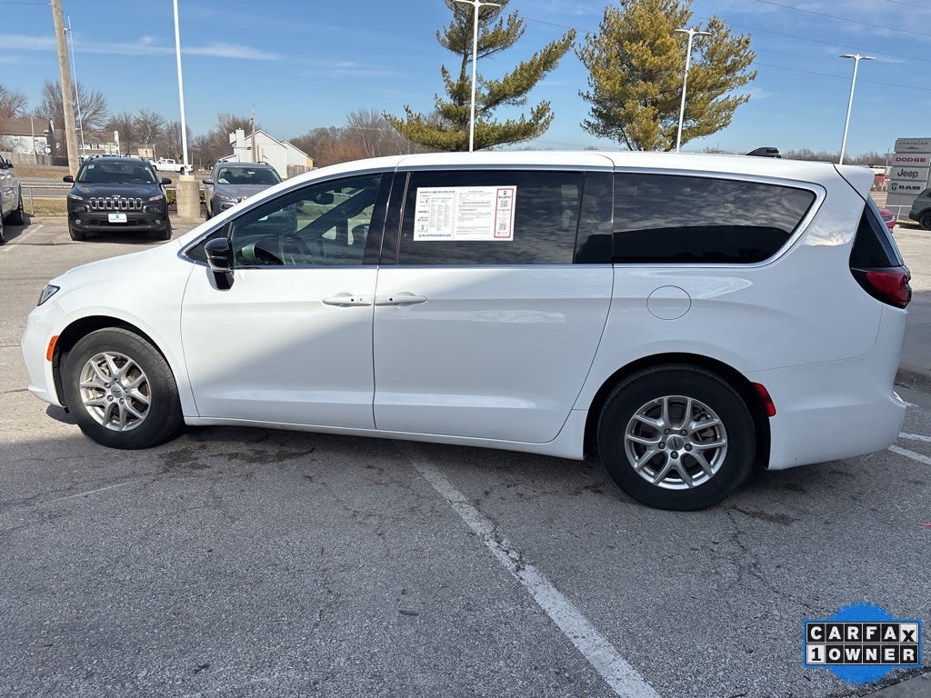 2025 Chrysler Pacifica Select