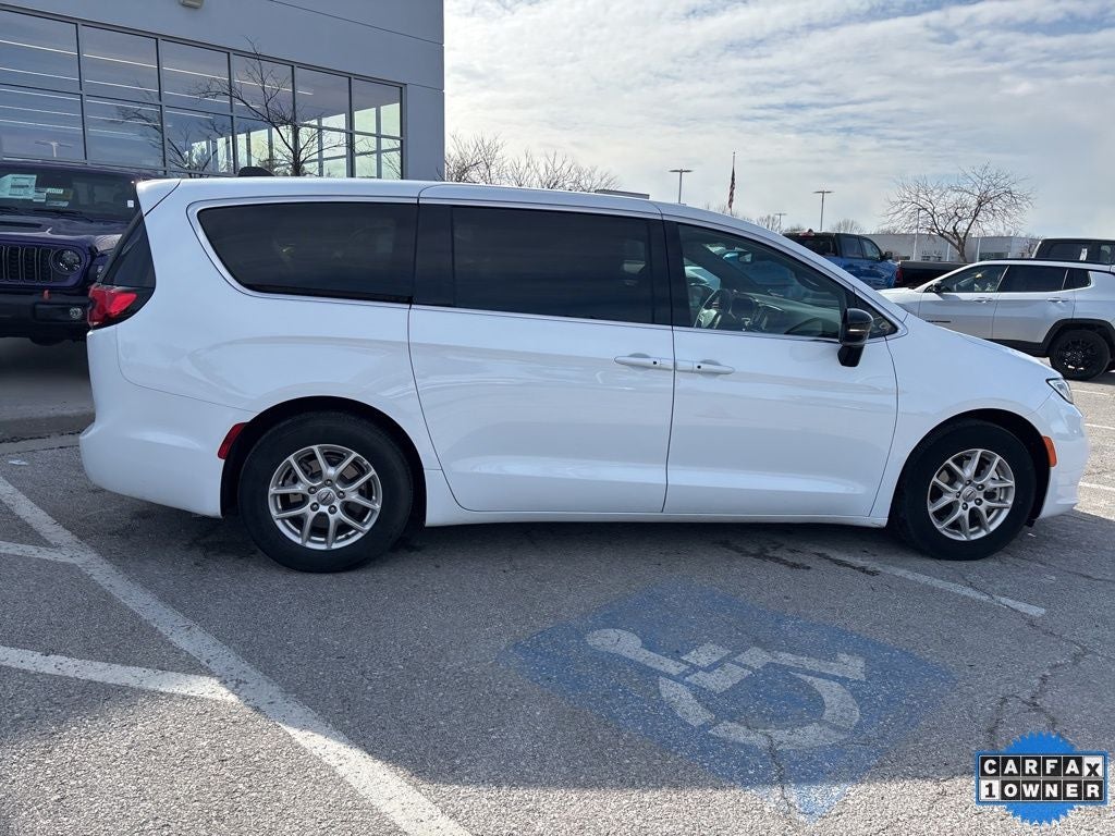 2025 Chrysler Pacifica Select