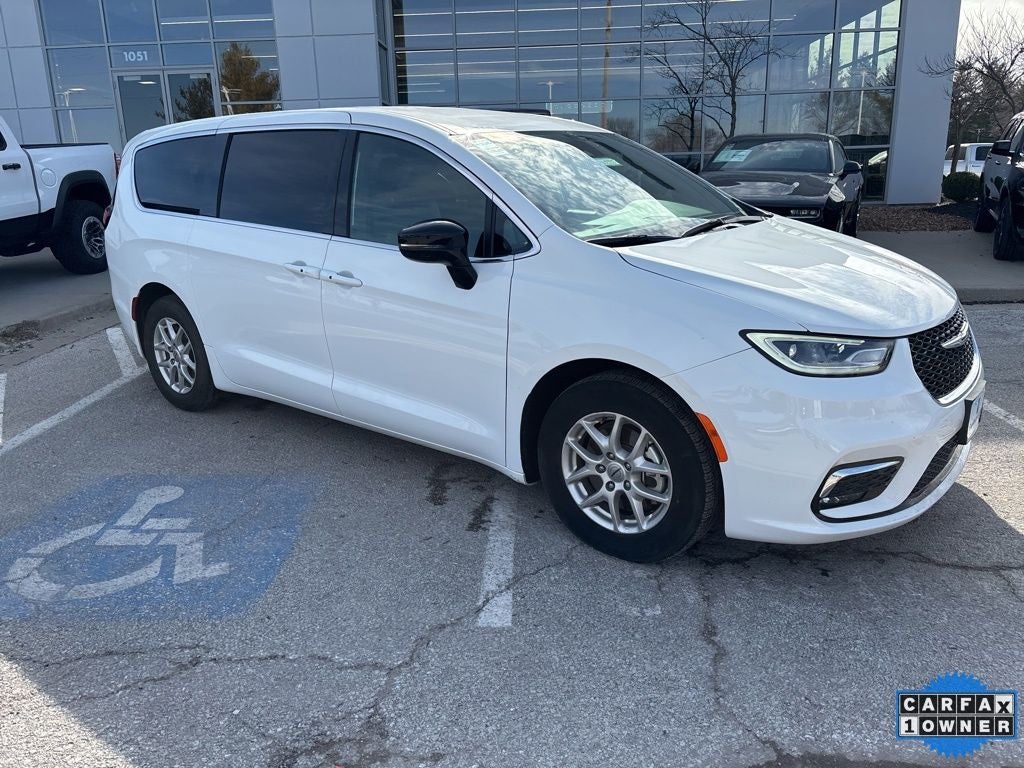 2025 Chrysler Pacifica Select