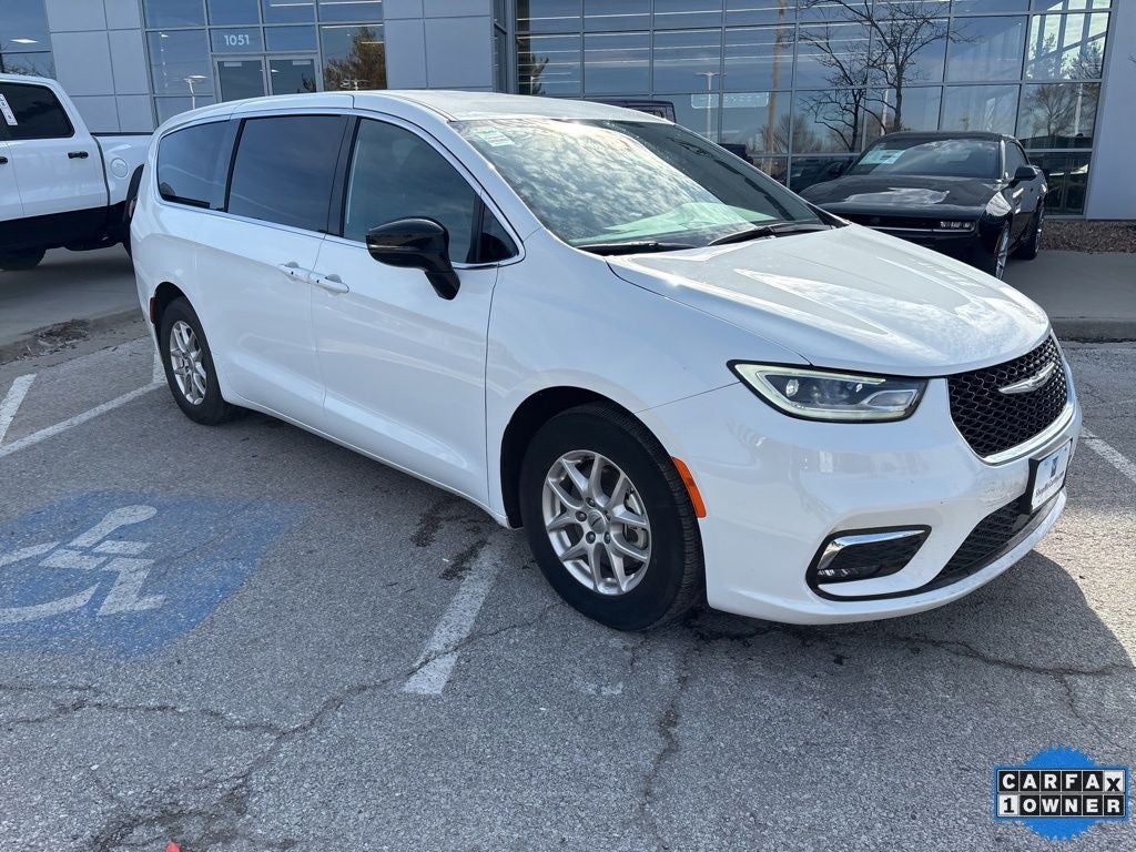 2025 Chrysler Pacifica Select