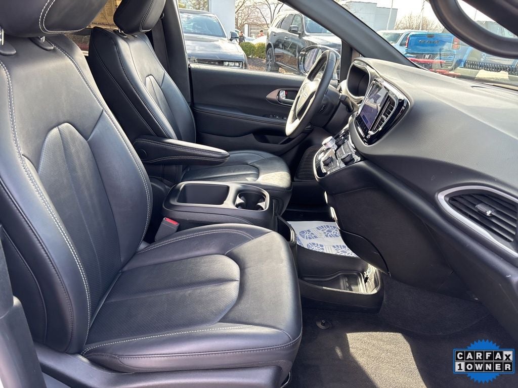 2025 Chrysler Pacifica Select