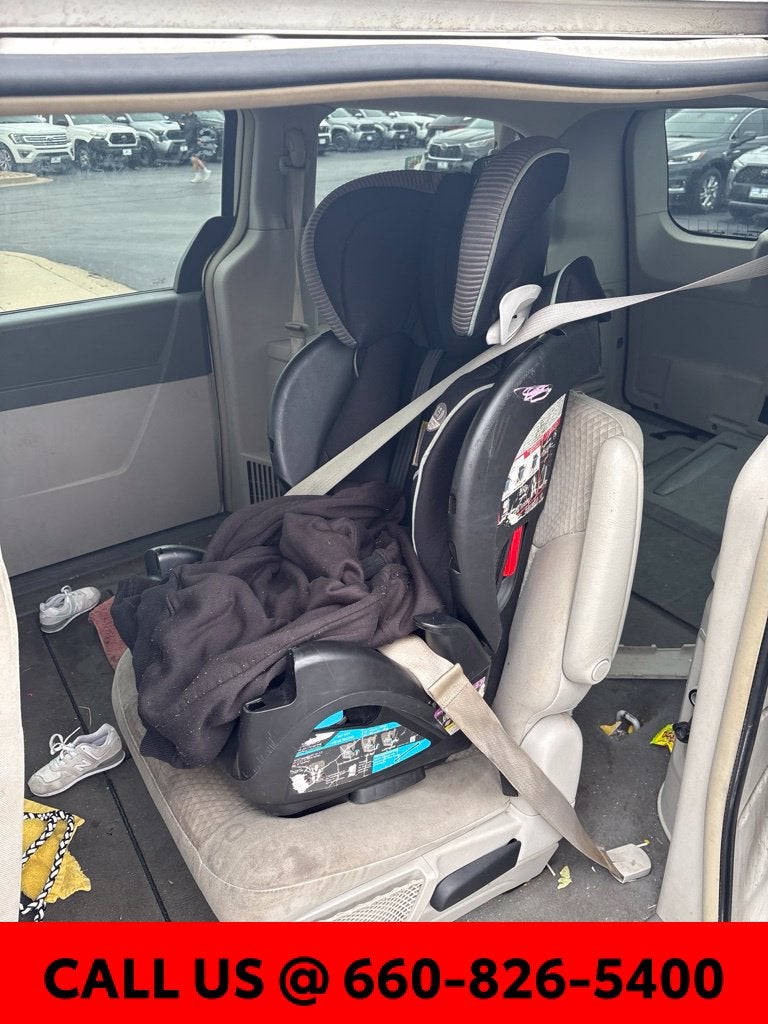 2010 Chrysler Town & Country LX