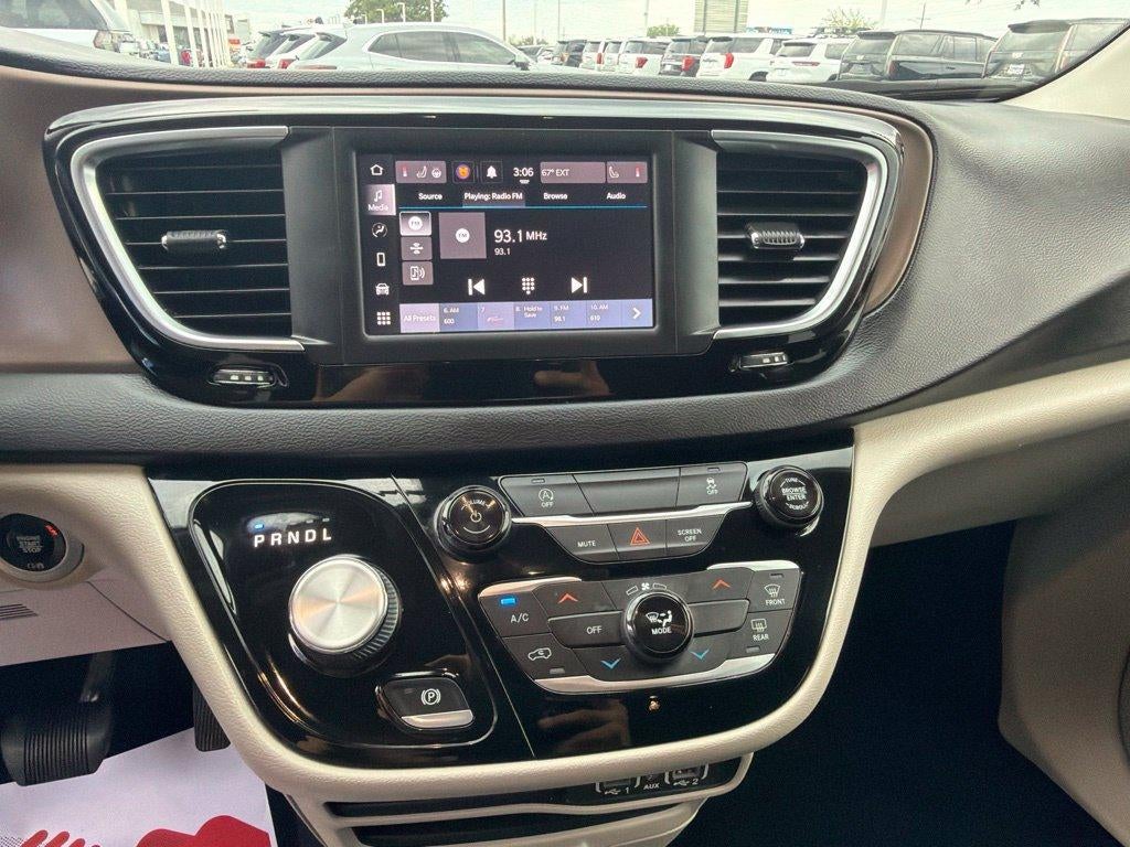 2022 Chrysler Voyager LX