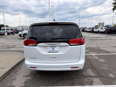 2022 Chrysler Voyager LX