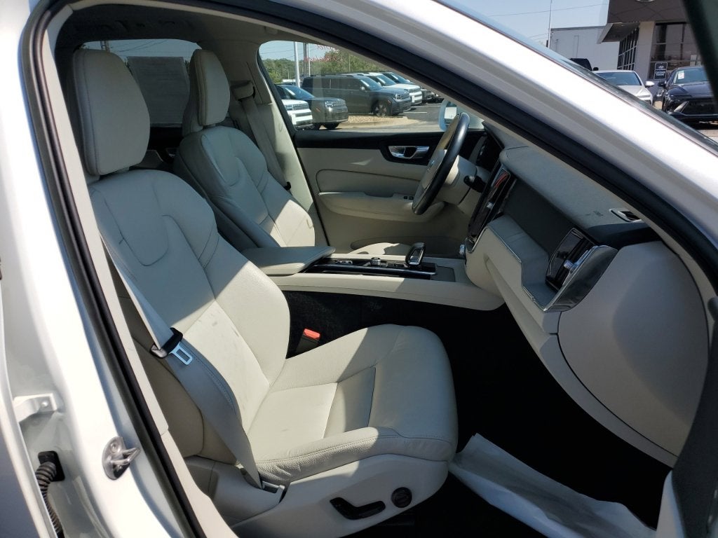 2023 Volvo XC60 B5 Plus Bright Theme